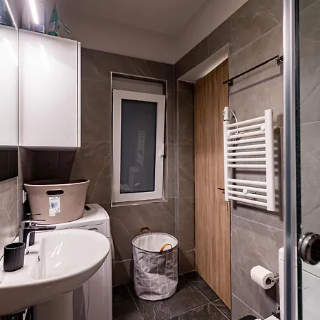 Renovated 2nd Floor Apt-close To The Park *
