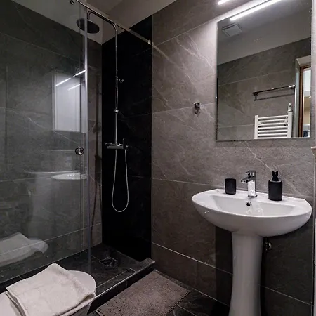 Renovated 2nd Floor Apt-close To The Park *