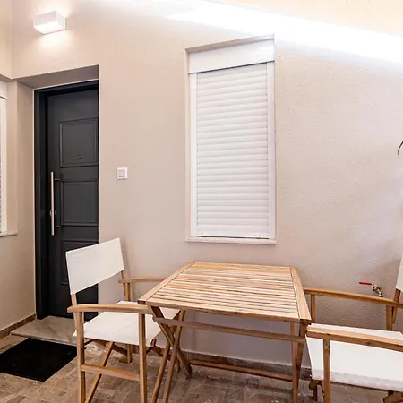 Renovated 2nd Floor Apt-close To The Park Apartment